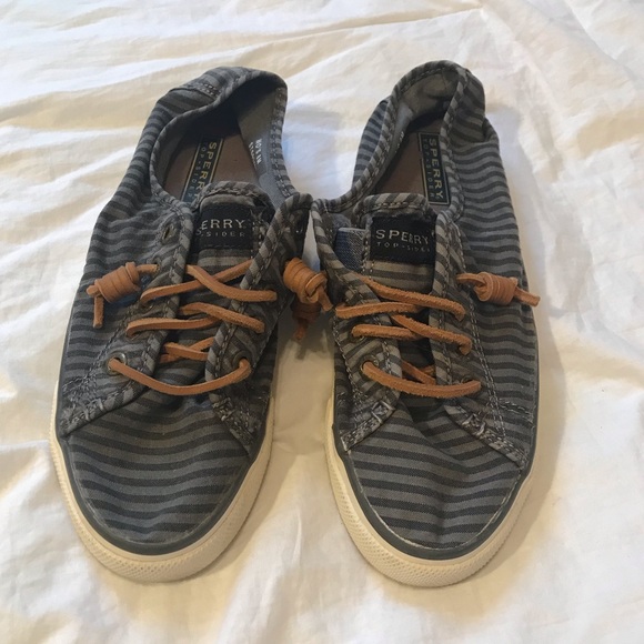 women's crest vibe chambray stripe sneaker